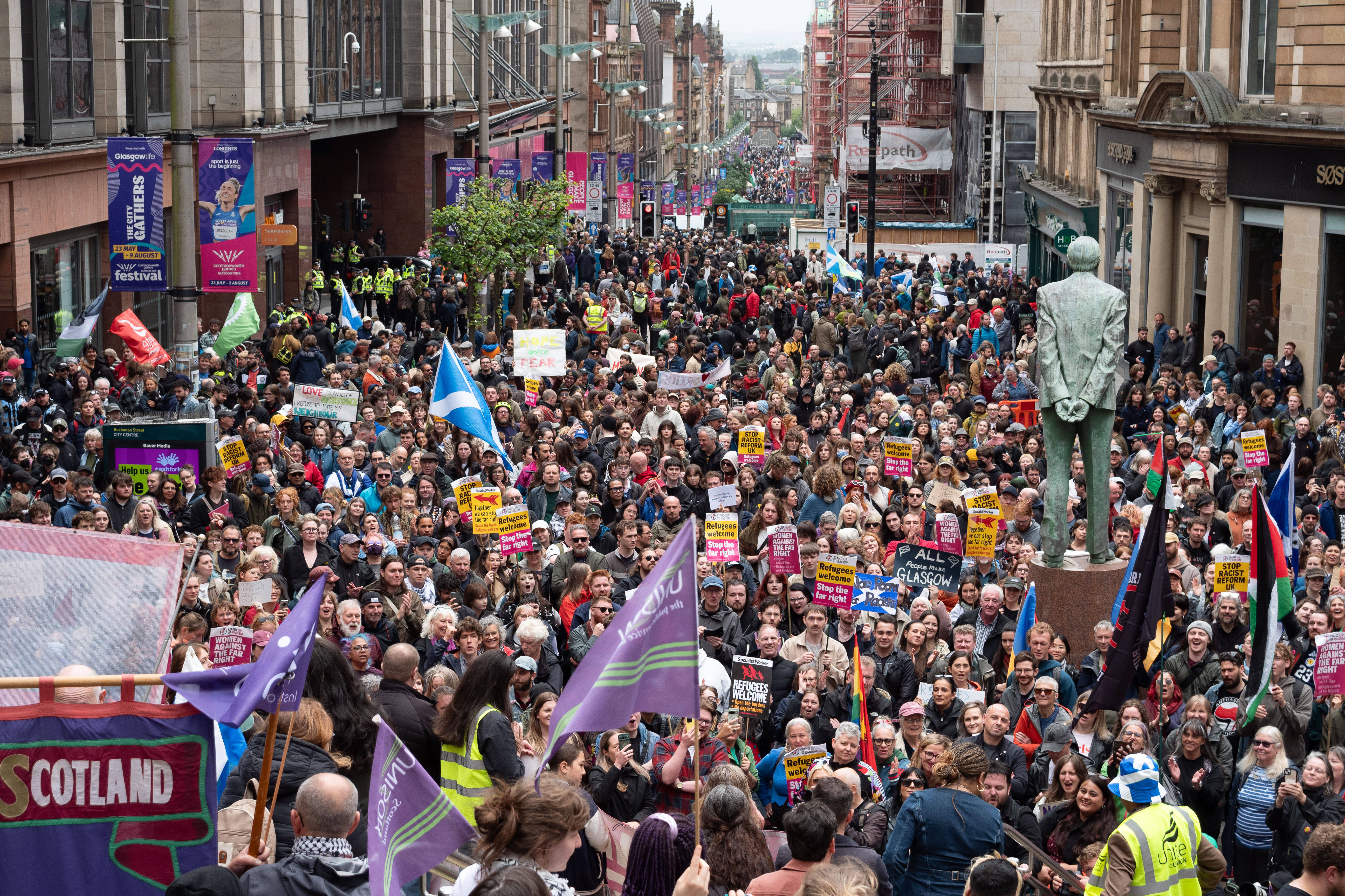 Demonstranten bei Gegenprotesten in Glasgow nach den Ausschreitungen in Belfast, Juni 2026