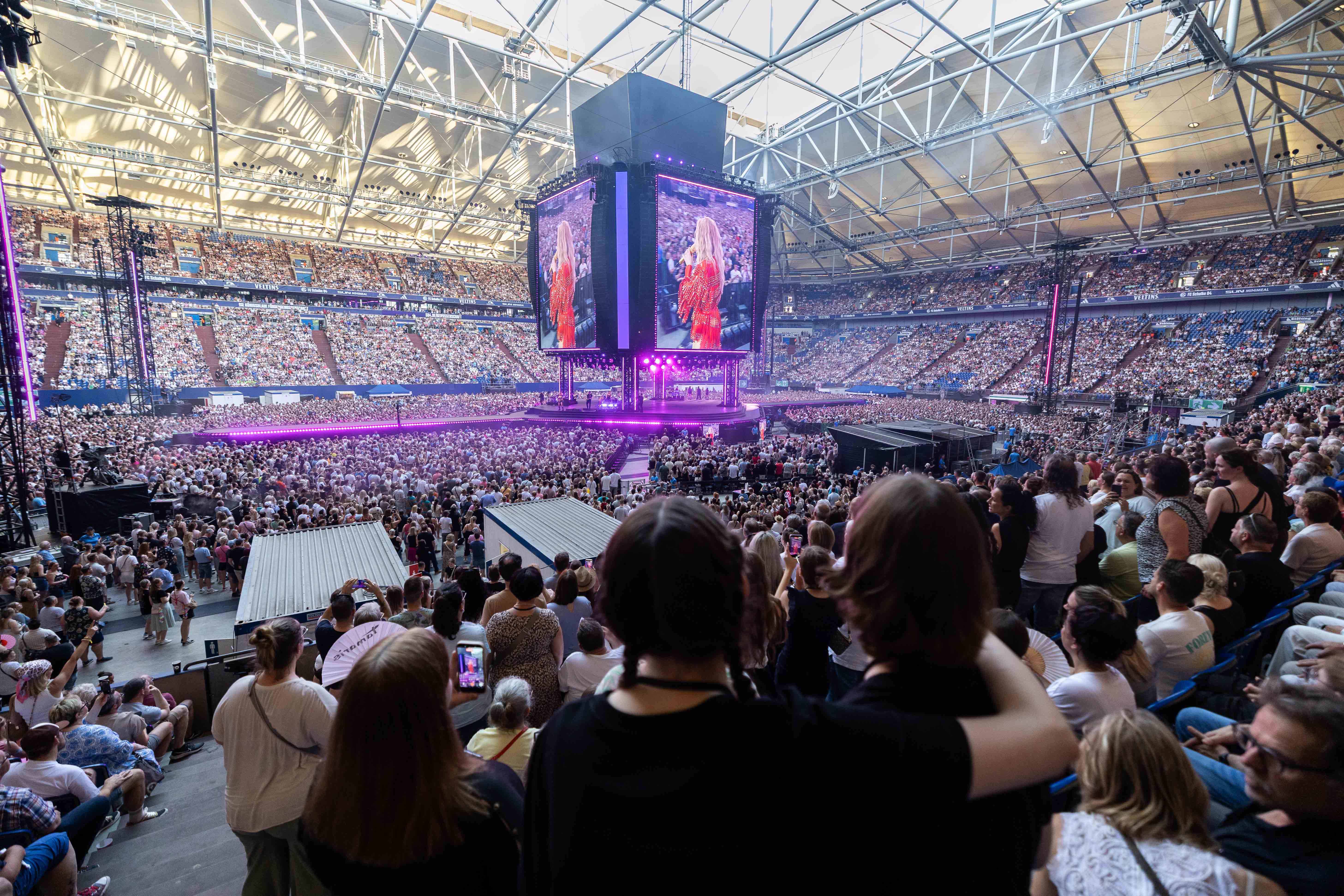 Helene Fischer auf der Bühne der 360° Stadion-Tour in der VELTINS-Arena Gelsenkirchen