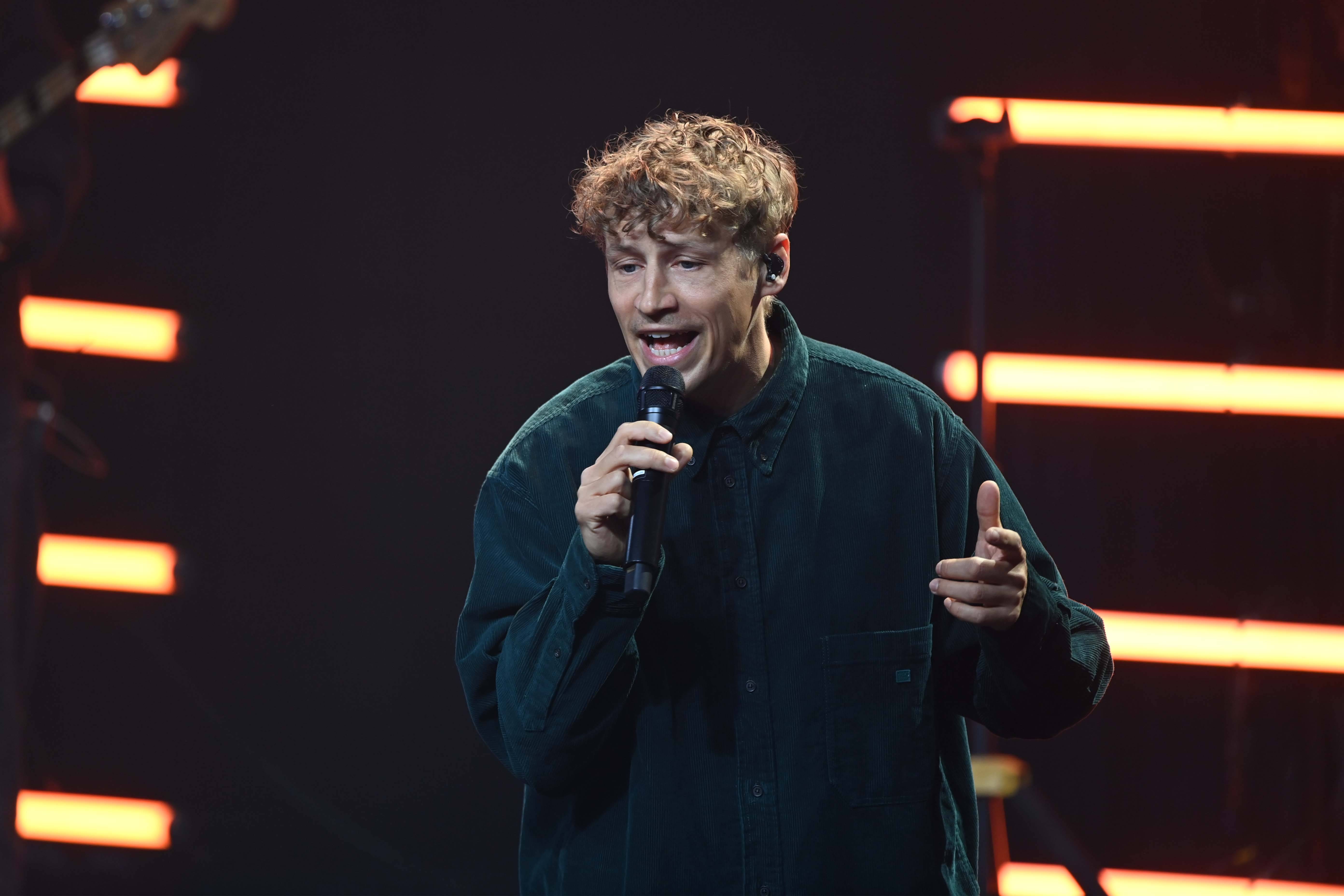 Tim Bendzko mit seinen bekannten Locken bei der Verleihung des Deutschen Nachhaltigkeitspreises