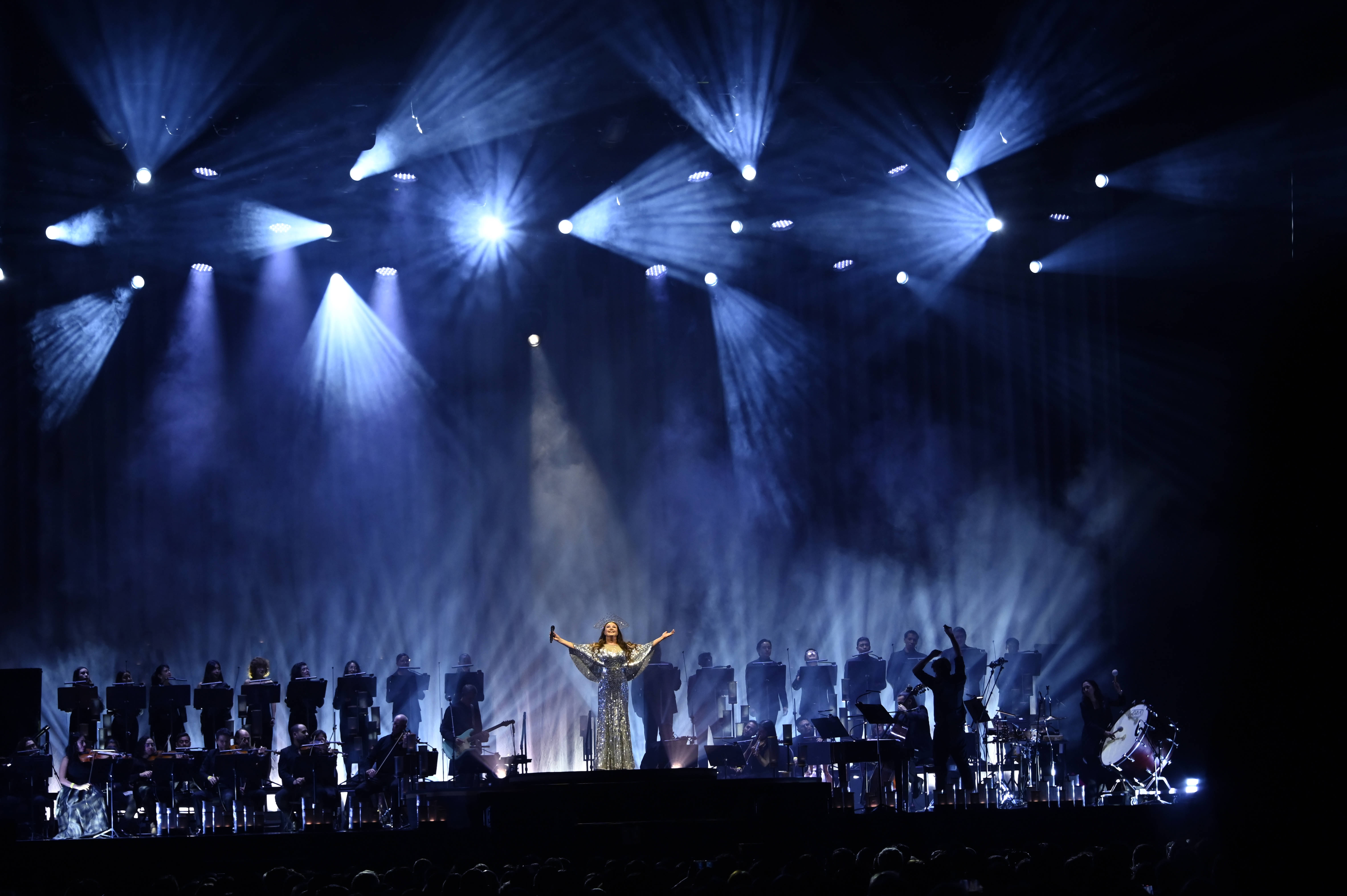 Sarah Brightman singt auf einer Konzertbühne